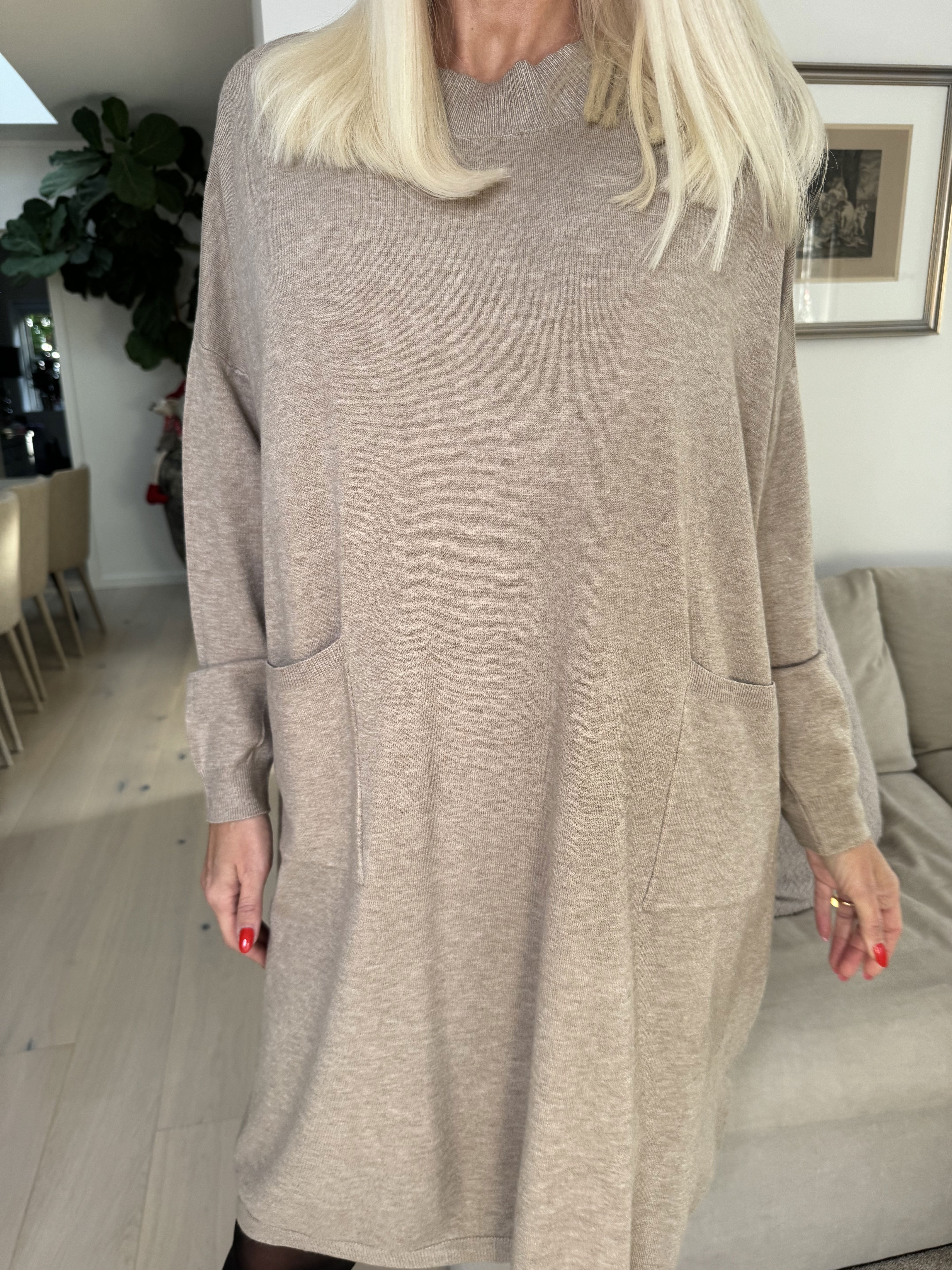 Dima - Mjukt stickad klänning med fickor